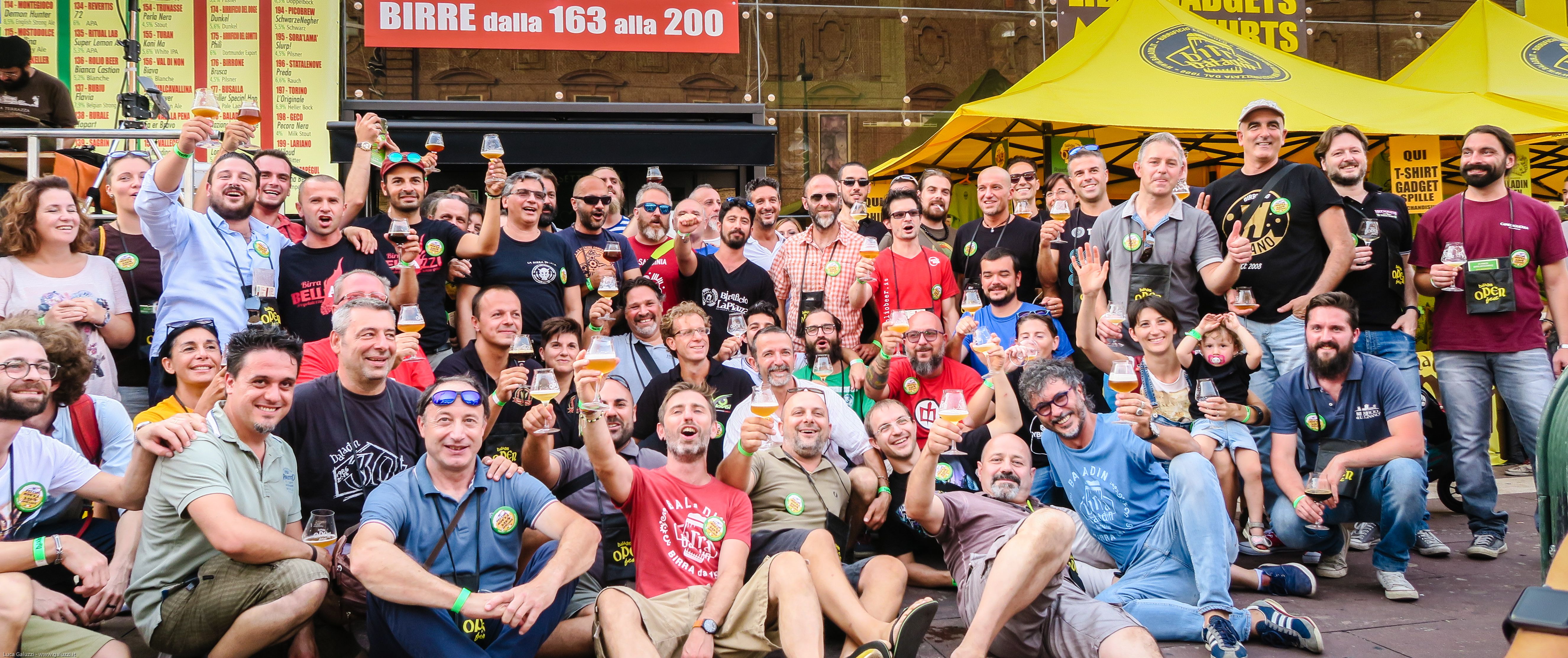 Trent'anni di birra artigianale italiana, migliaia di volti: nasce il murales che racconta la rivoluzione craft