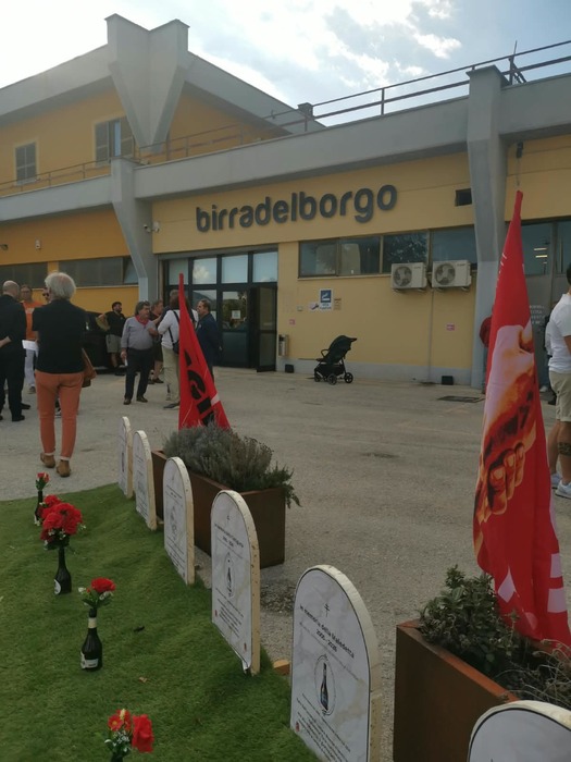 🪦 IL FUNERALE DELLA BIRRA ARTIGIANALE: Lapidi e bottiglie davanti a Birra del Borgo!