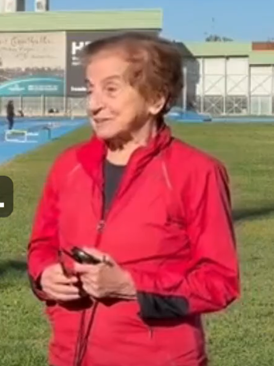 A 92 anni batte il record del mondo in pista: il "segreto" (inaspettato) che beve a tavola 😱