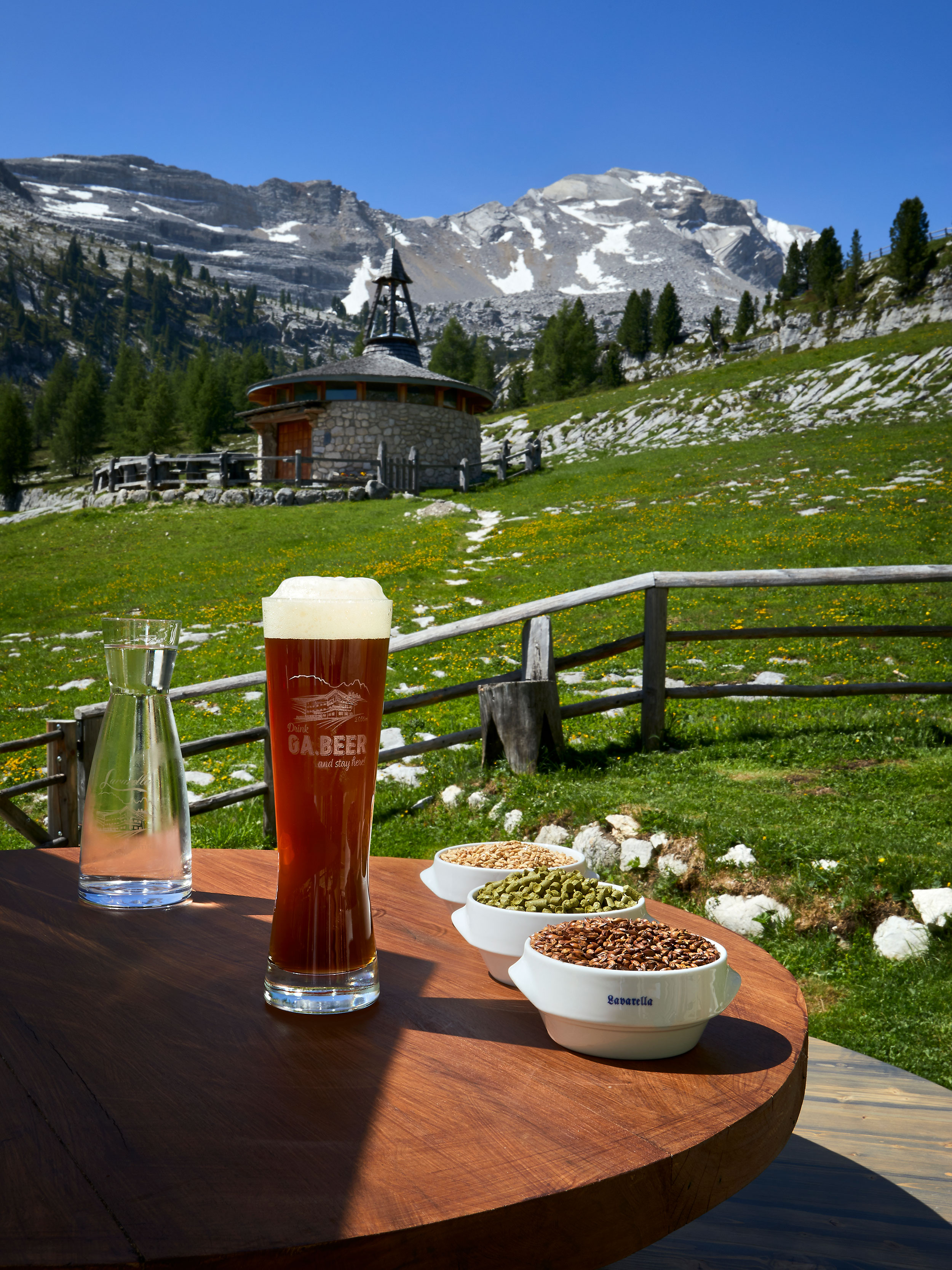 A 2.050 metri d’altitudine nasce la birra artigianale più alta d’Europa: la storia di Rifugio Lavarella