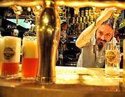 L'assessore Orsatti mostra la Birra Milano e la guida Skira (Newpress)